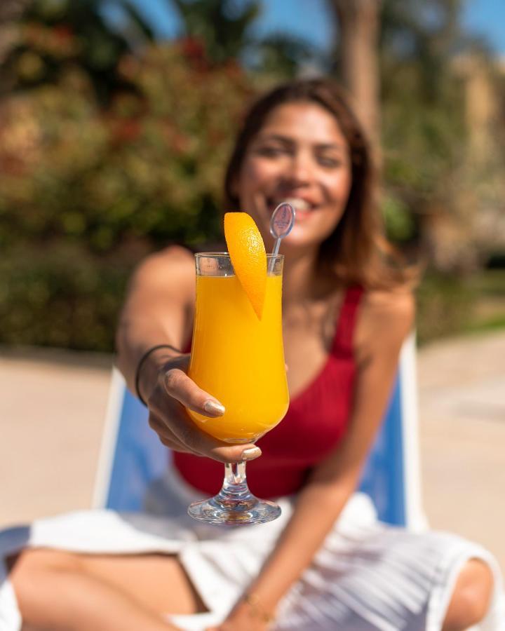 Grand Ocean El Sokhna Hotel Ain Sukhna Exterior photo A woman holding a mango lassi